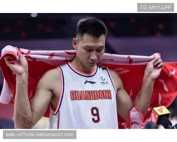 老将易建联现身主场,为广东队年轻内线面授机宜 老将易建联现身主场,为广东队年轻内线面授机宜